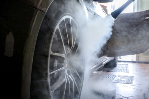 Pulizia esterni auto con vapore saturo secco